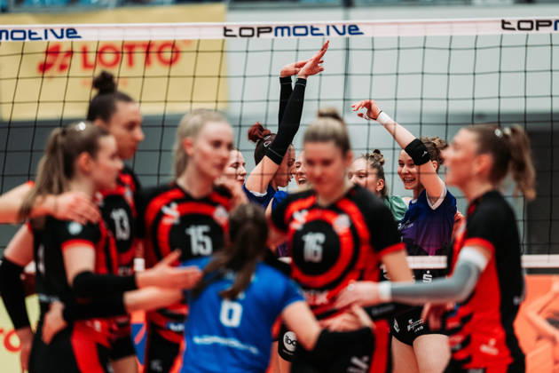 Women s Volleyball, 2026–2027 Season, DEKRA 1 Volleyball Bundesliga: ETV Hamburger Volksbank Volleys vs. Schwarz Weiß Erfurt, October 13, 2026. In the background, Erfurt fans cheer. Hamburg CU Arena, Hamburg, Germany
