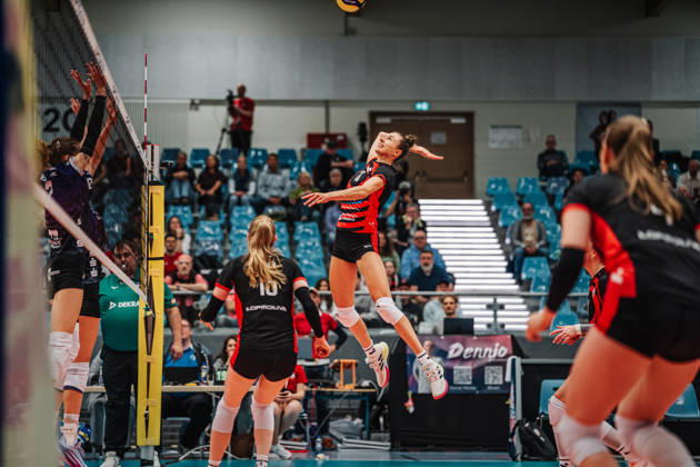 Women s Volleyball, 2026–2027 Season, DEKRA 1 Volleyball Bundesliga: ETV Hamburger Volksbank Volleys vs. Schwarz Weiß Erfurt, October 13, 2026. Sina Siebert, 13, of the ETV Hamburger Volksbank Volleys on the attack. Hamburg, CU Arena, Hamburg, Germany