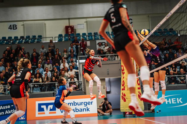 Women s Volleyball, 2026–2027 Season, DEKRA 1 Volleyball Bundesliga, ETV Hamburger Volksbank Volleys vs. Schwarz Weiß Erfurt, October 13, 2026, Lina Köster 3, ETV Hamburger Volksbank Volleys on the attack, Hamburg CU Arena, Hamburg, Germany