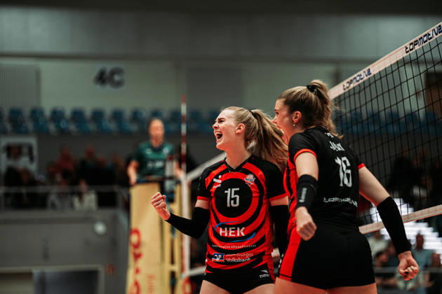 Women s Volleyball 2026–2027 Season, DEKRA 1 Volleyball Bundesliga: ETV Hamburger Volksbank Volleys vs. Schwarz Weiß Erfurt, October 13, 2026. ETV celebrates; from left: Alexa Sophie Thaden 15, ETV Hamburger Volksbank Volleys and Vilma Julevik 16, ETV Hamburger Volksbank Volleys, Hamburg, CU Arena, Hamburg, Germany