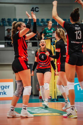 Women s Volleyball, 2026–2027 Season, DEKRA 1 Volleyball Bundesliga, ETV Hamburger Volksbank Volleys vs. Schwarz Weiß Erfurt, October 13, 2026. ETV celebrates in the center. Lilly Faroß 4, ETV Hamburger Volksbank Volleys, Hamburg, CU Arena, Hamburg, Germany