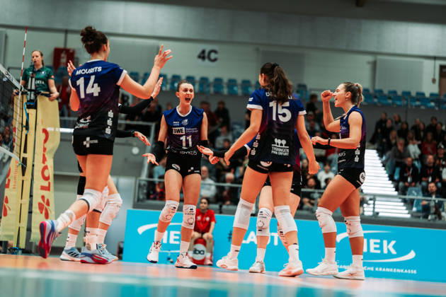 Women s Volleyball, 2026–2027 Season, DEKRA 1 Volleyball Bundesliga: ETV Hamburger Volksbank Volleys vs. Schwarz Weiß Erfurt, October 13, 2026. Erfurt celebrates; in the center is Isabel Kovacic (11), Schwarz Weiß Erfurt, Hamburg CU Arena, Hamburg, Germany