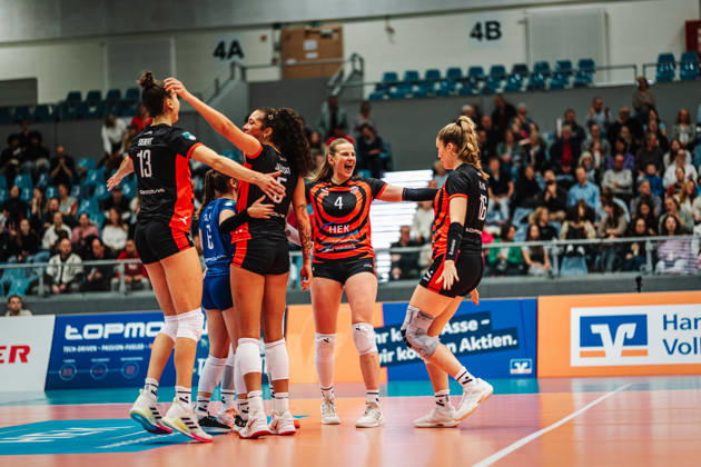 Women s Volleyball, 2026–2027 Season, DEKRA 1 Volleyball Bundesliga, ETV Hamburger Volksbank Volleys vs. Schwarz Weiß Erfurt, October 13, 2026. ETV celebrates in the center. Lilly Faroß 4, ETV Hamburger Volksbank Volleys, Hamburg, CU Arena, Hamburg, Germany