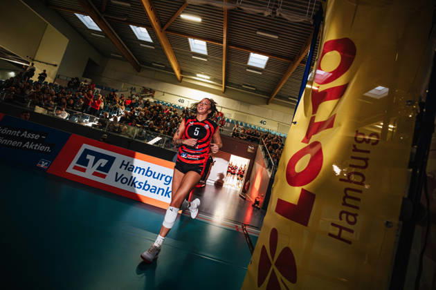 Women s Volleyball, 2026–2027 Season, DEKRA 1 Volleyball Bundesliga: ETV Hamburger Volksbank Volleys vs. Schwarz Weiß Erfurt, October 13, 2026; Danae Jackson (5), ETV Hamburger Volksbank Volleys, enters the arena; Hamburg CU Arena, Hamburg, Germany