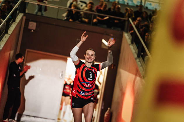 Women s Volleyball, 2026–2027 Season, DEKRA 1 Volleyball Bundesliga: ETV Hamburger Volksbank Volleys vs. Schwarz Weiß Erfurt, October 13, 2026; Zoe Konjer 8; ETV Hamburger Volksbank Volleys enters the arena; Hamburg CU Arena, Hamburg, Germany