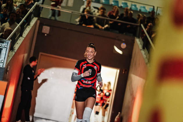 Women s Volleyball, 2026–2027 Season, DEKRA 1 Volleyball Bundesliga: ETV Hamburger Volksbank Volleys vs. Schwarz Weiß Erfurt, October 13, 2026; Lina Köster 3; ETV Hamburger Volksbank Volleys enters the arena; Hamburg CU Arena, Hamburg, Germany