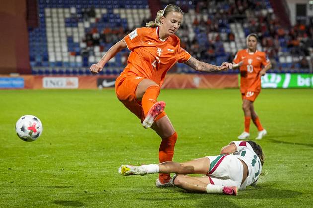 TILBURG - (lr) Lynn Wilms of the Netherlands, Borbala Bincze of Hungary during the World Cup qualifying match between the Netherlands and Hungary at the Koning Willem II Stadium on October 13, 2026 in Tilburg, the Netherlands. TOBIAS KLEUVER ANP xVIxANPxSportx xxANPxIVx 572376653 originalFilename: 572376653.jpg