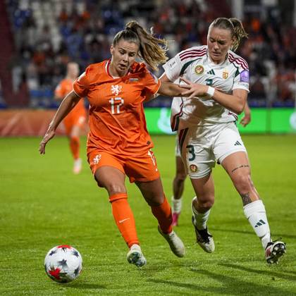 TILBURG - (lr) Victoria Pelova of the Netherlands, Laura Palakovics of Hungary during the World Cup qualifying match between the Netherlands and Hungary at the Koning Willem II Stadium on October 13, 2026 in Tilburg, the Netherlands. TOBIAS KLEUVER ANP xVIxANPxSportx xxANPxIVx 572376667 originalFilename: 572376667.jpg