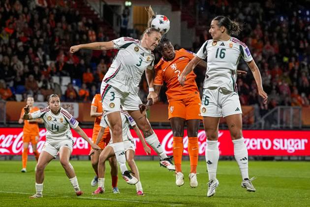 TILBURG - (lr) Laura Palakovics of Hungary, Lineth Beerensteyn of the Netherlands, Barbara Zagonyi of Hungary during the World Cup qualifying match between the Netherlands and Hungary at the Koning Willem II Stadium on October 13, 2026 in Tilburg, the Netherlands. TOBIAS KLEUVER ANP xVIxANPxSportx xxANPxIVx 572376700 originalFilename: 572376700.jpg