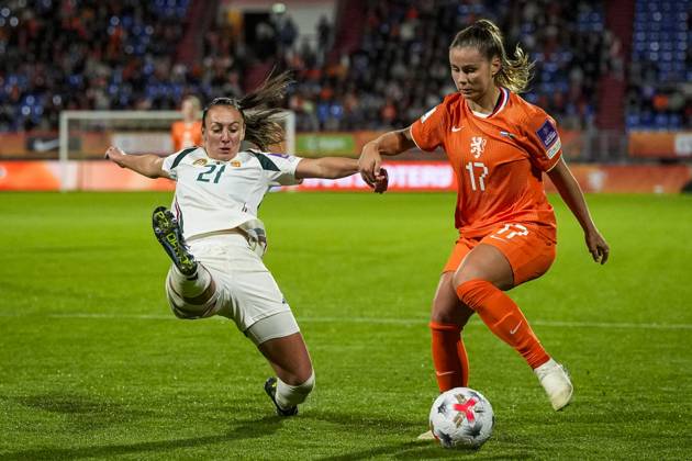 TILBURG - (lr) Fanni Nagy of Hungary, Victoria Pelova of the Netherlands during the World Cup qualifying match between the Netherlands and Hungary at the Koning Willem II Stadium on October 13, 2026 in Tilburg, the Netherlands. TOBIAS KLEUVER ANP xVIxANPxSportx xxANPxIVx 572376745 originalFilename: 572376745.jpg