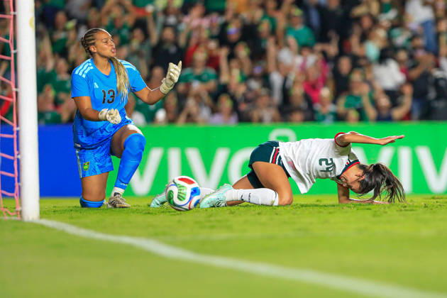 MEXICAN WOMEN S NATIONAL TEAM MEXICO VS. JAMAICA, INTERNATIONAL FRIENDLY, OCTOBER 13, 2026, QUERÉTARO, MEXICO Action photo of Maricarmen Reyes (No. 24) of Mexico and Rebecca Spencer (No. 13) of Jamaica during an international friendly match at the Estadio Corregidora in Querétaro, Mexico. PHOTO BY IMAGENSHOP AGENCIA FOTOGRAFICA QUERÉTARO, QUERÉTARO, MEXICO Copyright: xLUISxGONZALEZx