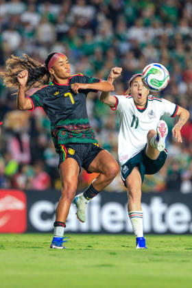 MEXICAN WOMEN S NATIONAL TEAM MEXICO VS. JAMAICA, INTERNATIONAL FRIENDLY, OCTOBER 13, 2026, QUERÉTARO, MEXICO Action photo of Mimi Van Zanten (L) of Jamaica and Jacqueline Ovalle (R) of Mexico during an international friendly match at the Estadio Corregidora in Querétaro, Mexico. PHOTO BY IMAGENSHOP AGENCIA FOTOGRAFICA QUERÉTARO, QUERÉTARO, MEXICO Copyright: xLUISxGONZALEZx