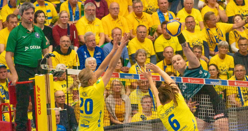 October 14, 2026, Volleyball, Women, VBL, 1st VBL, 1st Volleyball Bundesliga, 2026–27 Season, Matchday 1, SSC Palmberg Schwerin vs. Dresdner SC, Lena Kindermann (Dresdner SC, right) vs. Jet Kok (SSC Palmberg Schwerin, left) and Marjie ten Brinke (SSC Palmberg Schwerin, center), Schwerin Palmberg Arena, Mecklenburg-Western Pomerania, Germany