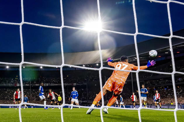 ROTTERDAM Feyenoord midfielder Gjivai Zechiël scores the equalizer to make it 1–1 during the UEFA Champions League match between Feyenoord and Como at De Kuip on October 14, 2026, in Rotterdam, Netherlands. Photo by DeFodi Images