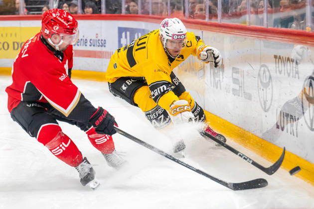 NL: Lausanne HC - HC Ajoie 14.10.2026, Lausanne, Vaudoise Arena, NL: Lausanne HC - HC Ajoie. Axel Simic (28, Lausanne HC) and Valentin Pilet (2, HC Ajoie) during the 2026-2027 Swiss National League Ice hockey, Eishockey game between Lausanne HC and HC Ajoie the Wednesday 14.10.2026 at the Vaudoise Arena in Lausanne, Switzerland. Lausanne Vaudoise Arena Vaud Switzerland Copyright: xMediafabxPhotographyxFabricexDexGasperisx MEDIAFAB-HOCKEY-LAUSANNE HC-HC AJOIE-LAUSANNE-14.10.2026-0051