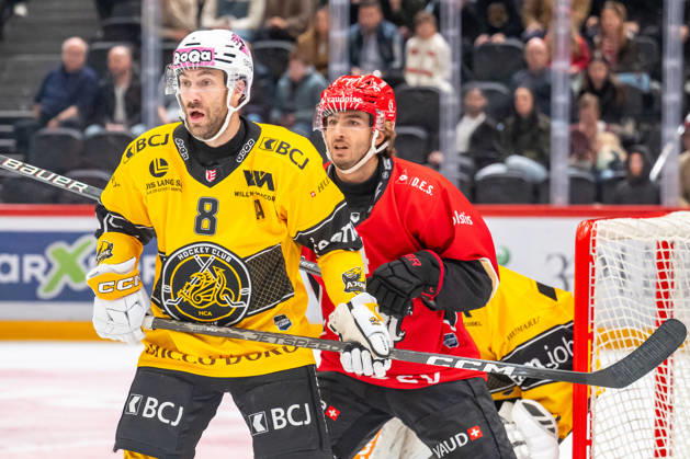 NL: Lausanne HC - HC Ajoie 14.10.2026, Lausanne, Vaudoise Arena, NL: Lausanne HC - HC Ajoie. Philip-Michael Devos (8, HC Ajoie) and Makai Holdener (4, Lausanne HC) during the 2026-2027 Swiss National League Ice hockey, Eishockey game between Lausanne HC and HC Ajoie the Wednesday 14.10.2026 at the Vaudoise Arena in Lausanne, Switzerland. Lausanne Vaudoise Arena Vaud Switzerland Copyright: xMediafabxPhotographyxFabricexDexGasperisx MEDIAFAB-HOCKEY-LAUSANNE HC-HC AJOIE-LAUSANNE-14.10.2026-0114