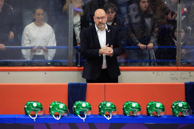 October 14, 2026, DEU, GER, Ice Hockey, Champions League, 2026–27 Season, Berlin, Eisbären Berlin vs. Klagenfurther AC Head Coach Eric Dubois, Eisbären Berlin, players helmets on the boards, nordphoto GmbH, Engler, City, Wellblechpalast, Federal State, Country Copyright: xNordphotox xEnglerx