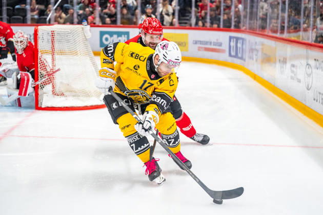 NL: Lausanne HC - HC Ajoie 14.10.2026, Lausanne, Vaudoise Arena, NL: Lausanne HC - HC Ajoie. Deniss Smirnovs (17, HC Ajoie) and Fabian Heldner (91, Lausanne HC) during the 2026-2027 Swiss National League Ice hockey, Eishockey game between Lausanne HC and HC Ajoie the Wednesday 14.10.2026 at the Vaudoise Arena in Lausanne, Switzerland. Lausanne Vaudoise Arena Vaud Switzerland Copyright: xMediafabxPhotographyxFabricexDexGasperisx MEDIAFAB-HOCKEY-LAUSANNE HC-HC AJOIE-LAUSANNE-14.10.2026-0159