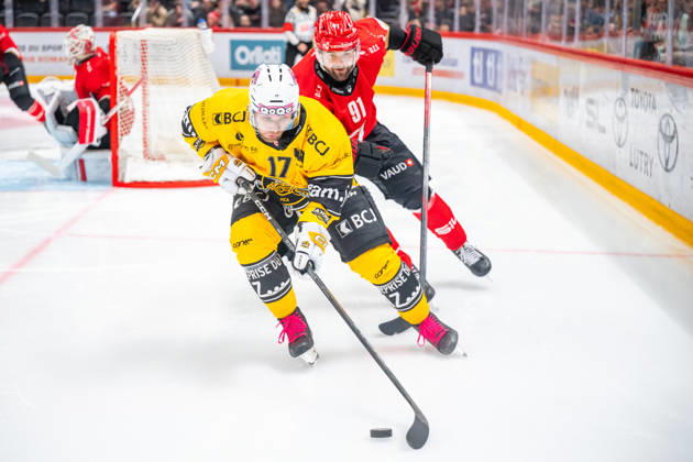 NL: Lausanne HC - HC Ajoie 14.10.2026, Lausanne, Vaudoise Arena, NL: Lausanne HC - HC Ajoie. Deniss Smirnovs (17, HC Ajoie) and Fabian Heldner (91, Lausanne HC) during the 2026-2027 Swiss National League Ice hockey, Eishockey game between Lausanne HC and HC Ajoie the Wednesday 14.10.2026 at the Vaudoise Arena in Lausanne, Switzerland. Lausanne Vaudoise Arena Vaud Switzerland Copyright: xMediafabxPhotographyxFabricexDexGasperisx MEDIAFAB-HOCKEY-LAUSANNE HC-HC AJOIE-LAUSANNE-14.10.2026-0163