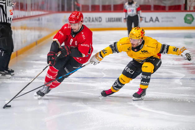 NL: Lausanne HC - HC Ajoie 14.10.2026, Lausanne, Vaudoise Arena, NL: Lausanne HC - HC Ajoie. Damien Riat (9, Lausanne HC) and Kristian Tanus (27, HC Ajoie) during the 2026-2027 Swiss National League Ice hockey, Eishockey game between Lausanne HC and HC Ajoie the Wednesday 14.10.2026 at the Vaudoise Arena in Lausanne, Switzerland. Lausanne Vaudoise Arena Vaud Switzerland Copyright: xMediafabxPhotographyxFabricexDexGasperisx MEDIAFAB-HOCKEY-LAUSANNE HC-HC AJOIE-LAUSANNE-14.10.2026-0200