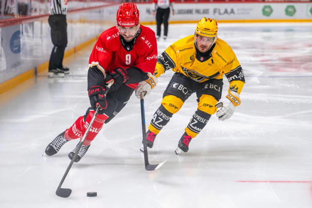 NL: Lausanne HC - HC Ajoie 14.10.2026, Lausanne, Vaudoise Arena, NL: Lausanne HC - HC Ajoie. Damien Riat (9, Lausanne HC) and Kristian Tanus (27, HC Ajoie) during the 2026-2027 Swiss National League Ice hockey, Eishockey game between Lausanne HC and HC Ajoie the Wednesday 14.10.2026 at the Vaudoise Arena in Lausanne, Switzerland. Lausanne Vaudoise Arena Vaud Switzerland Copyright: xMediafabxPhotographyxFabricexDexGasperisx MEDIAFAB-HOCKEY-LAUSANNE HC-HC AJOIE-LAUSANNE-14.10.2026-0214