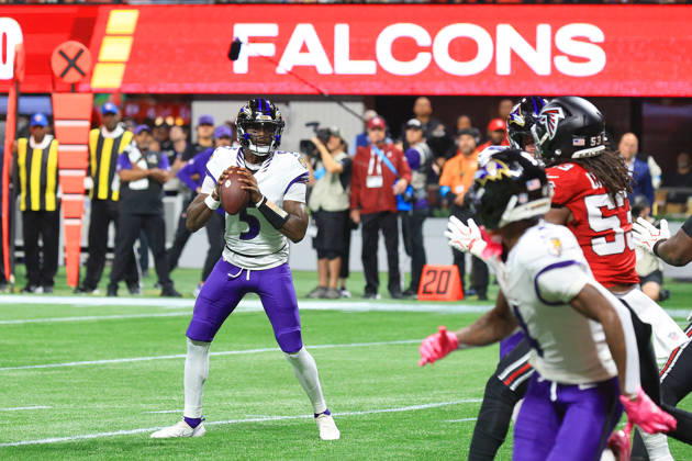 ATLANTA, GA - OCTOBER 11: Starting quarterback Tyler Huntley (5) of the Baltimore Ravens looks for a receiver during the Sunday evening NFL, American Football Herren, USA game between the Atlanta Falcons and the Baltimore Ravens on October 11, 2026 at the Mercedes-Benz Stadium in Atlanta, Georgia. (Photo by David J. Griffin Icon Sportswire) NFL: OCT 11 Ravens at Falcons EDITORIAL USE ONLY Icon9532610110033