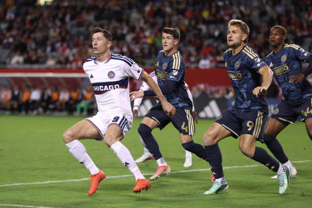CHICAGO, USA - October 14: Robert Lewandowski (9 Chicago Fire FC) Jovan Lukic (4 Philadelphia Union) and Bruno Damiani (9 Philadelphia Union) line up for a set-piece during the Major League Soccer game between Chicago Fire FC and the Philadelphia Union at Soldier Field on Wednesday October 14 in Chicago, USA Copyright: xShainaxBenhiyoun SPPx Sportspressphoto_SPR256631