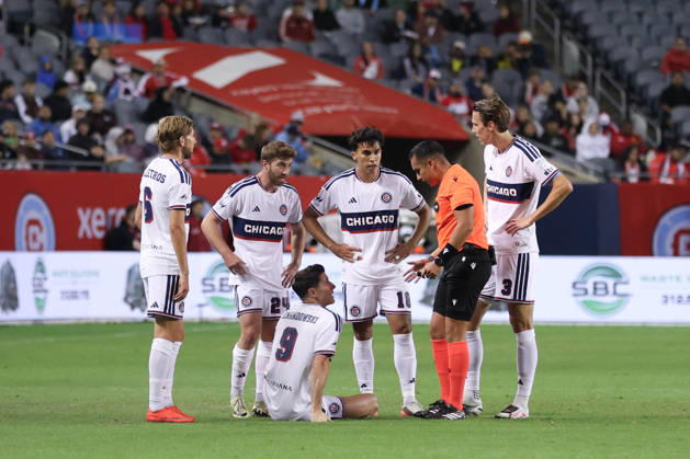 CHICAGO, USA - October 14: Robert Lewandowski (9 Chicago Fire FC) speaks with the referee during the Major League Soccer game between Chicago Fire FC and the Philadelphia Union at Soldier Field on Wednesday October 14 in Chicago, USA Copyright: xShainaxBenhiyoun SPPx Sportspressphoto_SPR256632