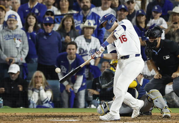 Los Angeles Dodger Will Smith (16) hits two-rbi double against the Milwaukee Brewers in the sixth inning of the MLB, Baseball Herren, USA National League Championship Series playoffs at Dodger Stadium in Los Angeles, California, on Wednesday, October 14, 2026. LAP20261014715 CAROLINExBREHMAN