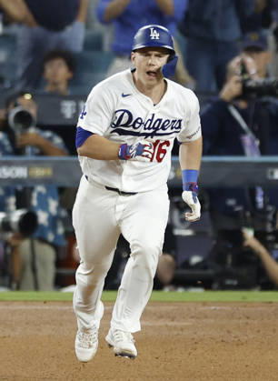 Los Angeles Dodger Will Smith (16) runs the bases after hitting a two-rbi double against the Milwaukee Brewers in the sixth inning of the MLB, Baseball Herren, USA National League Championship Series playoffs at Dodger Stadium in Los Angeles, California, on Wednesday, October 14, 2026.  LAP20261014718 CAROLINExBREHMAN