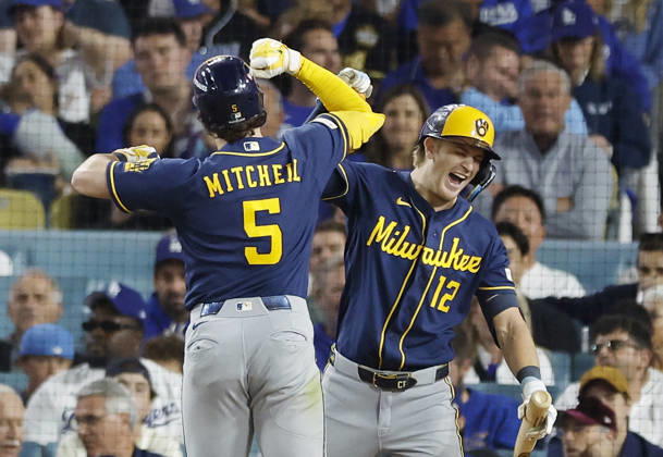 Milwaukee Brewers Garrett Mitchell (5) celebrates with Cooper Pratt (12) after hitting a solo home run against the the Los Angeles Dodgers in the seventh inning of the MLB, Baseball Herren, USA National League Championship Series playoffs at Dodger Stadium in Los Angeles, California, on Wednesday, October 14, 2026.  LAP20261014732 CAROLINExBREHMAN