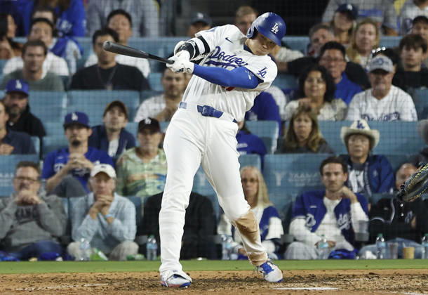Los Angeles Dodgers designated hitter Shohei Ohtani (17) hits a single against the Milwaukee Brewers in the bottom of the eighth inning in the MLB, Baseball Herren, USA National League Championship Series playoffs at Dodger Stadium in Los Angeles, California, on Wednesday, October 14, 2026.  LAP20261014740 CAROLINExBREHMAN