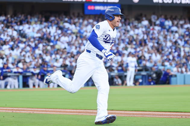 MLB, Baseball Herren, USA NLCS Game 3 - Los Angeles Dodgers vs Milwaukee Brewers Dodgers first baseman Freddie Freeman (5) looks at his hit in the first inning of game 3 of the National League Championship Series between the Los Angeles Dodgers and the Milwaukee Brewers at Uniqlo Field in Dodger Stadium in Los Angeles, California, USA, 14 October 2026. LOS ANGELES CALIFORNIA United States  Copyright: xCHRISxTORRESx
