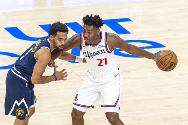 October 14, 2026, Inglewood, California, USA: Los Angeles Clippers Jalen Pickett (21) dribbles against Denver Nuggets Ryan Nembhard (9) during an NBA, Basketball Herren, USA preseason game on Wednesday, Oct. 14, 2026 in Inglewood Calf. NBA 2026: Clippers Vs Nuggets  - ZUMAc68_ 20261014_zaf_c68_032 Copyright: xRingoxChiux