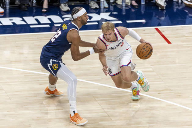 October 14, 2026, Inglewood, California, USA: Los Angeles Clippers Gradey Dick (9) drives against Denver Nuggets Aaron Gordon (32) during an NBA, Basketball Herren, USA preseason game on Wednesday, Oct. 14, 2026 in Inglewood Calf. NBA 2026: Clippers Vs Nuggets  - ZUMAc68_ 20261014_zaf_c68_033 Copyright: xRingoxChiux