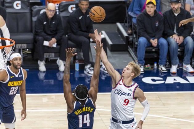 October 14, 2026, Inglewood, California, USA: Los Angeles Clippers Gradey Dick (9) goes to the basket against Denver Nuggets DaRon Holmes II (14) during an NBA, Basketball Herren, USA preseason game on Wednesday, Oct. 14, 2026 in Inglewood Calf. NBA 2026: Clippers Vs Nuggets  - ZUMAc68_ 20261014_zaf_c68_034 Copyright: xRingoxChiux