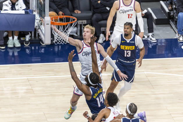 October 14, 2026, Inglewood, California, USA: Los Angeles Clippers Gradey Dick (9) goes to the basket under pressure from Denver Nuggets DaRon Holmes II (14) during an NBA, Basketball Herren, USA preseason game on Wednesday, Oct. 14, 2026 in Inglewood Calf. NBA 2026: Clippers Vs Nuggets  - ZUMAc68_ 20261014_zaf_c68_035 Copyright: xRingoxChiux