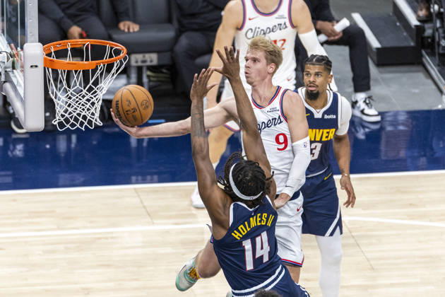 October 14, 2026, Inglewood, California, USA: Los Angeles Clippers Gradey Dick (9) goes to the basket under pressure from Denver Nuggets DaRon Holmes II (14) during an NBA, Basketball Herren, USA preseason game on Wednesday, Oct. 14, 2026 in Inglewood Calf. NBA 2026: Clippers Vs Nuggets  - ZUMAc68_ 20261014_zaf_c68_036 Copyright: xRingoxChiux