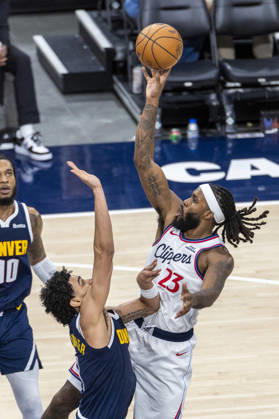October 14, 2026, Inglewood, California, USA: Los Angeles Clippers Isaiah Jackson (23) shoots against Denver Nuggets Julian Strawther (1) during an NBA, Basketball Herren, USA preseason game on Wednesday, Oct. 14, 2026 in Inglewood Calf. NBA 2026: Clippers Vs Nuggets  - ZUMAc68_ 20261014_zaf_c68_045 Copyright: xRingoxChiux
