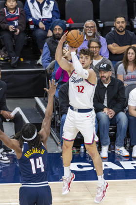 October 14, 2026, Inglewood, California, USA: Los Angeles Clippers Nick Martinelli (12) shoots against Denver Nuggets DaRon Holmes II (14) during an NBA, Basketball Herren, USA preseason game on Wednesday, Oct. 14, 2026 in Inglewood Calf. NBA 2026: Clippers Vs Nuggets  - ZUMAc68_ 20261014_zaf_c68_046 Copyright: xRingoxChiux