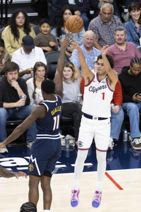 October 14, 2026, Inglewood, California, USA: Los Angeles Clippers Keaton Wagler (1) shoots against Denver Nuggets Alpha Diallo (11) during an NBA, Basketball Herren, USA preseason game on Wednesday, Oct. 14, 2026 in Inglewood Calf. NBA 2026: Clippers Vs Nuggets  - ZUMAc68_ 20261014_zaf_c68_048 Copyright: xRingoxChiux