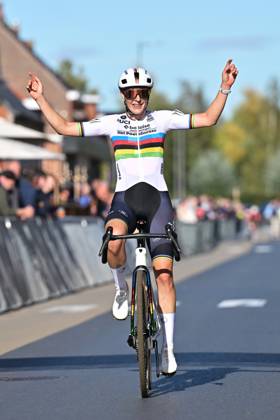 Netherlands Lucinda Brand celebrates after winning the women elite race of the Kermiscross cyclocross cycling event, on Thursday 15 October 2026, in Ardooie. DAVIDxPINTENS  x189891259x