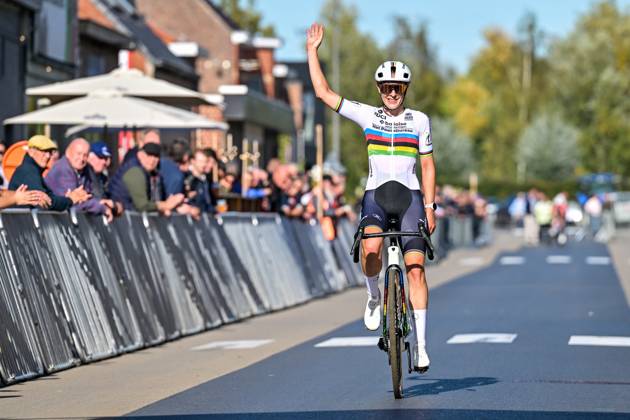Netherlands Lucinda Brand celebrates after winning the women elite race of the Kermiscross cyclocross cycling event, on Thursday 15 October 2026, in Ardooie. DAVIDxPINTENS  x189892217x