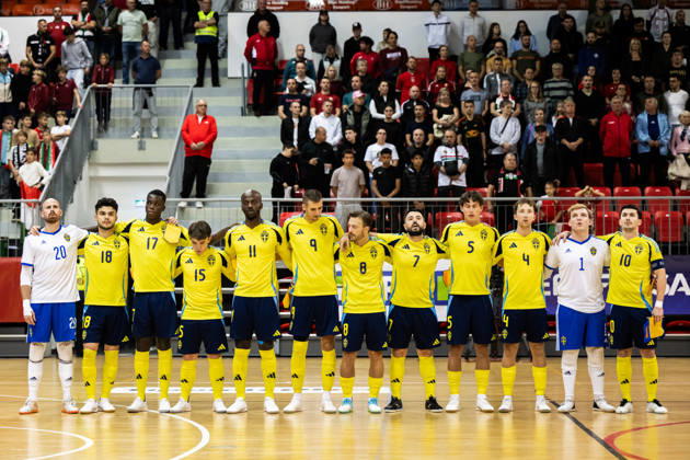 261015 Players from Sweden line up ahead of the FIFA Futsal World Cup qualifying match between Hungary and Sweden on October 15, 2026 in Nyíregyháza. Photo: Bildbyran EXT BILDBYRÅN COP 18 XYA131 futsal national team Hungary Sweden national team Sweden BBENG World Cup qualifier Hungary  Copyright: BILDBYRANxEXT BB261015BB559