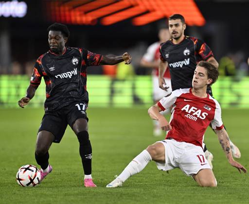 ALKMAAR - Valdemar Andreasen of AZ, Amankwah Forson of Hapoel Beer-Sheva during the Europa League match between AZ Alkmaar and Hapoel Beer-Sheva at the AFAS Stadium on 15 October 2026 in Alkmaar, the Netherlands. OLAF KRAAK ANP xVIxANPxSportx xxANPxIVx 572538890 originalFilename: 572538890