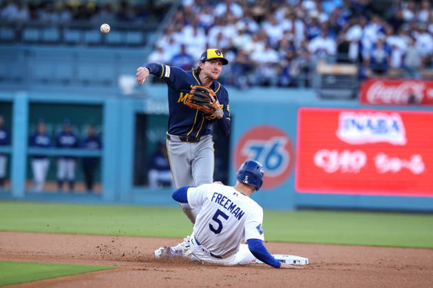 MLB, Baseball Herren, USA Postseason: NLCS Game 4 - Los Angeles Dodgers vs Milwaukee Brewers Los Angeles Dodgers first baseman Freddie Freeman (R) is caught stealing second base by Milwaukee Brewers center fielder Garrett Mitchell during Game 4 of the National League Championship Series between the Los Angeles Dodgers and the Milwaukee Brewers at Dodger Stadium in Los Angeles, California, USA, 15 October 2026. LOS ANGELES CALIFORNIA UNITED STATES  Copyright: xCHRISxTORRESx