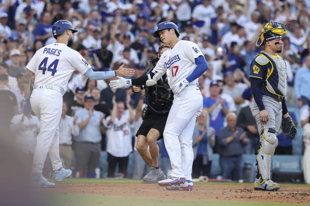 MLB, Baseball Herren, USA Postseason: NLCS Game 4 - Los Angeles Dodgers vs Milwaukee Brewers Los Angeles Dodgers designated hitter Shohei Ohtani (C) shakes hands with teammate Andy Pages after hitting a home run during Game 4 of the National League Championship Series between the Los Angeles Dodgers and the Milwaukee Brewers at Dodger Stadium in Los Angeles, California, USA, 15 October 2026. LOS ANGELES CALIFORNIA UNITED STATES  Copyright: xCHRISxTORRESx