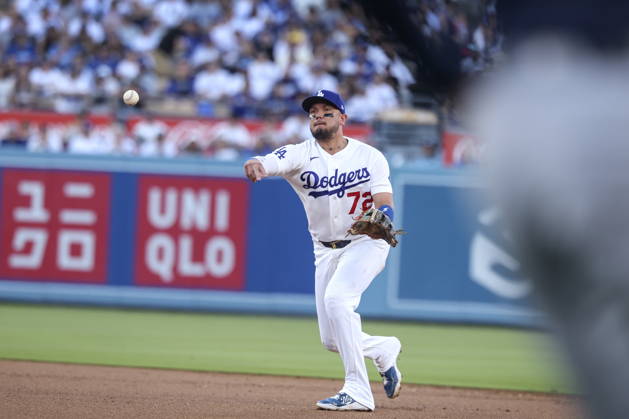 MLB, Baseball Herren, USA Postseason: NLCS Game 4 - Los Angeles Dodgers vs Milwaukee Brewers Los Angeles Dodgers infielder Miguel Rojas in action during Game 4 of the National League Championship Series between the Los Angeles Dodgers and the Milwaukee Brewers at Dodger Stadium in Los Angeles, California, USA, 15 October 2026. LOS ANGELES CALIFORNIA UNITED STATES  Copyright: xCHRISxTORRESx