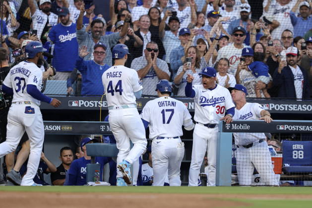 MLB, Baseball Herren, USA Postseason: NLCS Game 4 - Los Angeles Dodgers vs Milwaukee Brewers Los Angeles Dodgers designated hitter Shohei Ohtani (C) shakes hands with teammate Andy Pages after hitting a home run during Game 4 of the National League Championship Series between the Los Angeles Dodgers and the Milwaukee Brewers at Dodger Stadium in Los Angeles, California, USA, 15 October 2026. LOS ANGELES CALIFORNIA UNITED STATES  Copyright: xCHRISxTORRESx