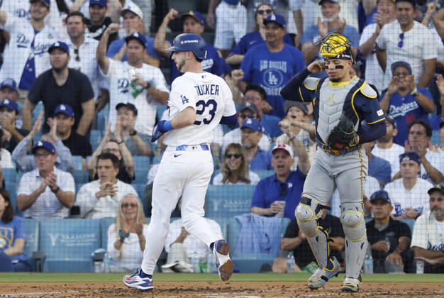 Los Angeles Dodgers Kyle Tucker (23) scores past Milwaukee Brewers catcher William Contreras (24) in the second inning during game four of the MLB, Baseball Herren, USA National League Championship Series at Dodger Stadium in Los Angeles, California, on Thursday, October 15, 2026.  LAP20261015708 CAROLINExBREHMAN